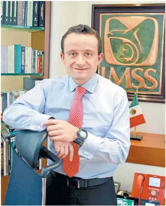  ??  ?? Mikel Arriola, en su oficina del IMSS