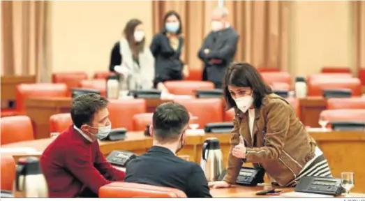  ?? E. PARRA / EP ?? El líder de Más País, Íñigo Errejón, el portavoz de ERC, Gabriel Rufián, y la portavoz del PSOE, Adriana Lastra, conversan ayer en el Congreso.