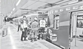  ?? CORTESÍA ?? El pasado miércoles un invidente cayó a las vías del tren.