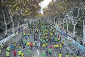 ??  ?? Color Bouin. El verde y amarillo, colores de la camiseta 2017 de la Bouin, tomaron Barcelona