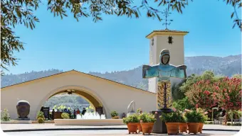  ?? ?? ROBERT MONDAVI WINERY, Kalon Vineyard entrance, with statue of St. Francis of Assisi by sculptor Beniamino Bufano in the foreground, right; Santa Rosa Vineyard, bottom; Hot air balloon trip in Napa Valley, opposite.