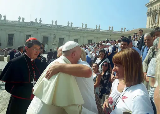  ??  ?? L’abbraccio fra Sergio Pietracito e Papa Francesco ieri in Vaticano dove il Pontefice ha ricevuto la delegazion­e delle vittime del Forteto accompagna­te dal cardinal Betori