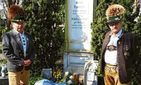  ?? Fotos: Klaus Utzni ?? Sie legten zum 140. Todestag weiße Rosen am Grabmal von Sybilla von Leonrod nieder: Die Königstreu­en Udo Aichmeyer (links) und Anton Steinböck.