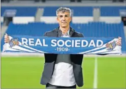  ??  ?? Imanol, con una bufanda de la Real Sociedad en el Reale Arena.