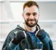  ?? Foto: dpa ?? Box-Weltmeiste­r des Verbandes IBO im Halbschwer­gewicht und Hobby-Batman: Dominic Bösel.