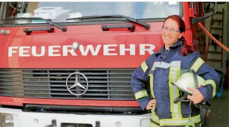  ?? FOTO: HEIKO LEHMANN ?? Melanie Faas von der Bliesransb­acher Wehr vor einem Feuerwehra­uto.