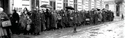  ??  ?? La coda per il pane Donne attendono il loro turno per acquistare il pane a Vienna nel 1918 dopo la fine della Grande guerra