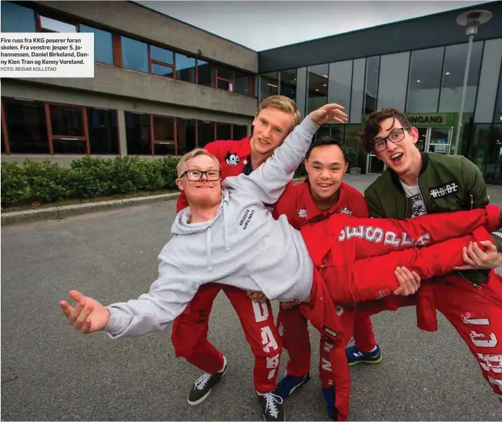  ?? FOTO: REIDAR KOLLSTAD ?? Fire russ fra KKG poserer foran skolen. Fra venstre: Jesper S. Johannesse­n, Daniel Birkeland, Danny Kien Tran og Kenny Voreland.