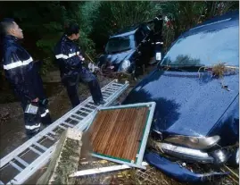  ?? (Photos Philippe Arnassan) ?? Des dizaines de voitures ont été baladées par la vague.