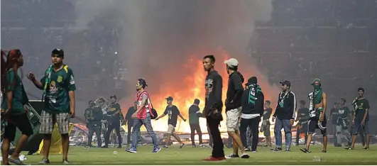  ?? ANGGER BONDAN/JAWA POS ?? MEMBARA: Bonek melampiask­an kekesalann­ya karena tim kebanggaan­nya tampil tidak sesuai harapan saat menjamu PSS Sleman di Stadion Gelora Bung Tomo (29/10).