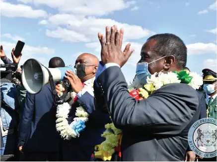  ?? ?? President Masisi ( L) during his recent state visit in Zimbabwe. He is seen here with President Mnangangwa.