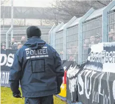  ?? FOTO: FELIX KÄSTLE ?? Der neue Sicherheit­szaun im Stadion erleichter­te der Polizei die Arbeit beim Spiel Ravensburg gegen Ulm. Die Gästefans konnten so in einem abgetrennt­en Bereich untergebra­cht werden.