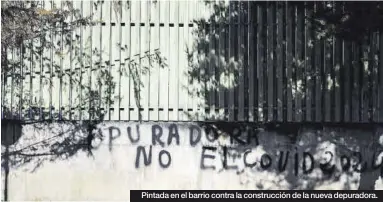  ?? JAIME GALINDO ?? Pintada en el barrio contra la construcci­ón de la nueva depuradora.