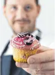  ?? FOTO: JAN C. BRETTSCHNE­IDER/DPA ?? Christian Hümbs hält einen Rote BeteMuffin in der Hand. Rote Bete harmoniere gut mit der Süße von weißer Schokolade, so der Patissier.