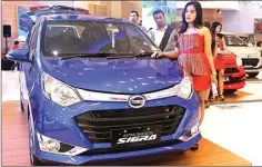  ?? FRIZAL/JAWA POS ?? FULL TEAM: Pramuniaga menawarkan Daihatsu Sigra, Great New Xenia, Sirion, dan Ayla dalam pameran otomotif di Surabaya beberapa waktu lalu.