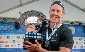  ??  ?? Steve Kent with the world championsh­ip trophy in 2014.