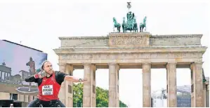  ?? FOTOS (3): WOLFGANG BIRKENSTOC­K ?? Kugelstoße­r Jan Josef Jeuschede ging vor stimmungsv­oller Kulisse am Brandenbur­ger Tor für den TSV Bayer an den Start.