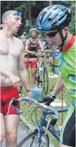  ?? FOTO: AFI ?? Kressbach-Triathlon: Die Schwimmer kommen an. Man sieht dem Schwimmer die Strapaze an, jetzt geht der Radfahrer auf die Strecke.