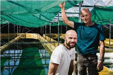  ?? (THIERRY PORCHET) ?? Christophe Simon et Stéphane Sasvari devant leurs bassins de spiruline à Lonay.