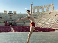  ??  ?? Sul palco Roberto Bolle, étoile del Teatro alla Scala dell’American Ballet Theatre, domani si esibirà all’Arena di Verona insieme ad altre star del firmamento della danza