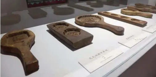  ?? ?? Wooden molds with various patterns are on display at the Sandun Yingao Molds Art Gallery in Sandun Town. — Lan Yuyue