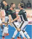  ?? FOTO: DPA ?? Erfolgshun­grig – die Hockeymänn­er um Kapitän Martin Häner (Zweiter von rechts).