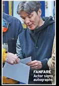  ?? ?? FANFARE Actor signs autographs