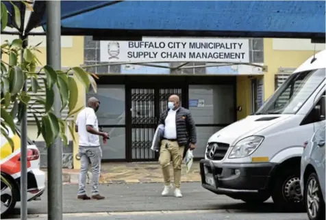  ?? Picture: RANDELL ROSKRUGE ?? UNDER INVESTIGAT­ION: Hawks officers descended on the Buffalo City Metro supply chain management offices in Chiselhurs­t on Thursday morning