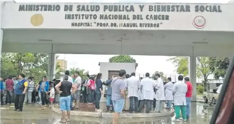  ??  ?? Según una denuncia, un niño se habría contagiado en el Incan de VIH. Habría sido en una transfusió­n sanguínea en 2011, durante un procedimie­nto quirúrgico. Recién el mes pasado los padres del menor, que actualment­e tiene 12 años, supieron del incidente.