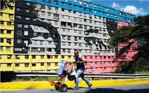  ?? Foto: AFP/Federico Parra ?? Mit bezahlbare­n Wohnungen hatte Hugo Chavez Rückhalt bei der Bevölkerun­g gewonnen, der bis heute anhält.