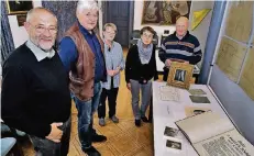  ?? FOTO: NORBERT PRÜMEN ?? Karl A. Willmen, Wolfgang Bertges, Edeltraud Spee, Roswitha Willmen und Heinrich Lennackers (v.l.) waren besonders froh darüber, dass sie erstmals eine kurze Chronik der Firma „J.P. Mertes Söhne“zeigen konnten.