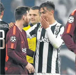  ?? AP PHOTO / ANTONIO CALANNI ?? Messi, sorprenden­temente suplente, saluda a su compatriot­a Dybala.