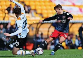  ?? Tom Sandberg/PPAUK ?? Harry Kite battles for the ball against Port Vale