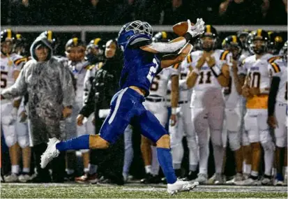  ?? WINSLOW TOWNSON FOR THE GLOBE ?? Methuen junior Shane Eason hauled in a touchdown pass from his older brother, Drew.