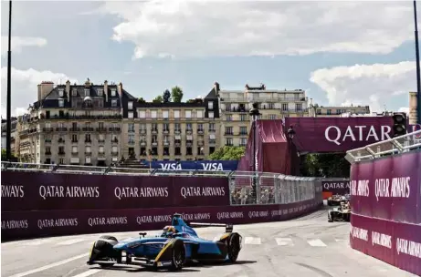  ?? (ALEXIS GOURE/DPPI MEDIA) ?? Séduit par la formule d’une course automobile carburant à l’électricit­é, Paris, qui avait accueilli l’e-Prix en avril 2016, s’était attiré les foudres des élus verts de la capitale. Ces derniers avaient taxé l’événement de «désastre écologique».