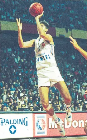  ?? FOTO: MD ?? Toni Kukoc, lanzando a canasta en un partido con Yugoslavia