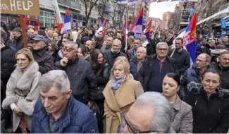  ?? ?? Des centaines de personnes de la minorité serbe du Kosovo ont manifesté lundi.
"Le seul changement par rapport au 1er février est que l'argent liquide ne peut pas traverser la frontière dans des sacs... mais doit passer par des comptes bancaires et ( être) retiré en euros."