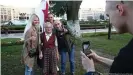  ??  ?? С Ниной Багинской в Минске многие стремятся сделать селфи