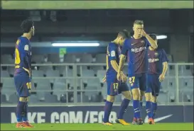  ?? FOTO: MANEL MONTILLA ?? Los jugadores del Barça B lamentan uno de los dos goles del Huesca