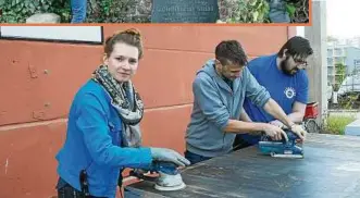  ??  ?? Bild oben: Nach dem Pflücken wurden auf den Trüperwies­en  Liter Apfelsaft handgepres­st. Mitte: Auf dem Johannisfr­iedhof halfen Bessy Neubert (links) und Heike Zapfe. Unten: Im Domizil der Freien Bühne in Göschwitz mussten auch Bühnen-Podeste...