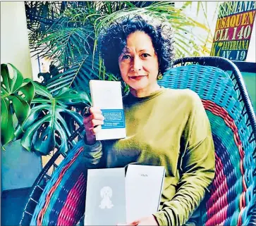  ?? FOTOS: INSTAGRAM PILAR QUINTANA ?? •
La escritora Pilar Quintana mostrando la edición islandesa de la novela ‘La perra’.