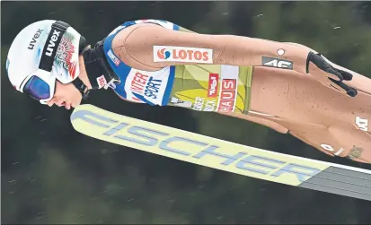  ?? FOTO: AP ?? ‘Hat trick’ para el polaco Stoch. A Obertsdorf y Garmisch le siguió ayer el triunfo en el trampolín olímpico de Innsbruck