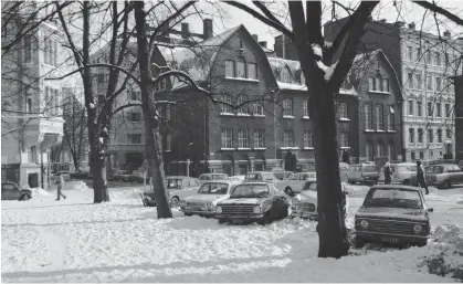  ?? FOTO: SIMO RISTA/
HELSINGFOR­S STADSMUSEU­M ?? Svenska privata läroverket för flickor i Helsingfor­s, från 1959 kallad Laurellska skolan, fanns länge i huset på Riddaregat­an 5 i Kronohagen, där Svenska litteratur­sällskapet numera verkar. Bilden är från 1971.