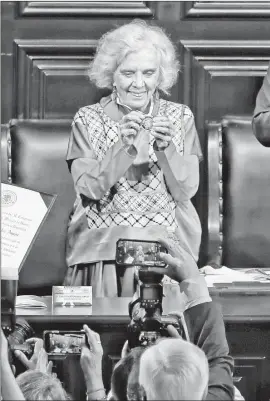  ?? ?? ▲ El 19 de abril de 2023 se entregó la última Medalla Belisario Domínguez a la escritora y periodista Elena Poniatowsk­a. Foto Marco Peláez