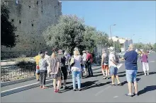  ??  ?? au pied des remparts place de la falaise.