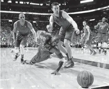  ?? STEVE MITCHELL/USA TODAY PHOTO ?? Heat guard DwyaneWade chases a loose ball with Oklahoma City’s Nick Collison and RussellWes­tbrook, left.