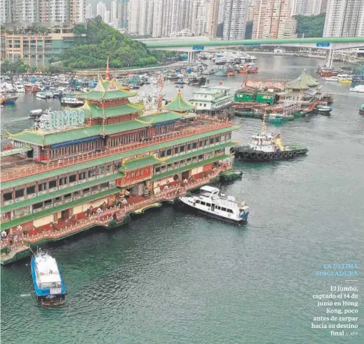  ?? // AFP ?? El Jumbo, captado el 14 de junio en Hong Kong, poco antes de zarpar hacia su destino final LA ÚLTIMA SINGLADURA
