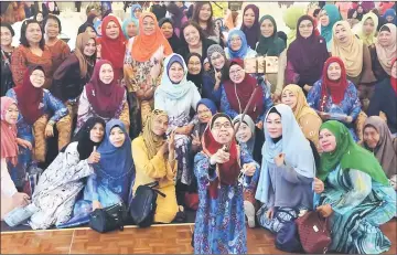  ??  ?? The women of Pitsa pose for a wefie together with Fatimah (centre) during yesterday’s AGM.