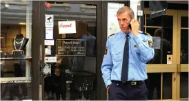  ?? Bild: ELISABET HVITTFELDT ?? VIKTIGT. Polisanmäl alla brott, säger kommunpoli­s Peter Svernling.