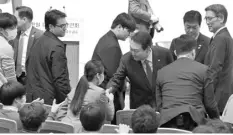  ?? AGENCE FRANCE PRESSE ?? South Korea’s President Yoon Suk Yeol (C) shakes hands with students as he arrives to give a speech at Keio University on the sidelines of his visit to Tokyo.